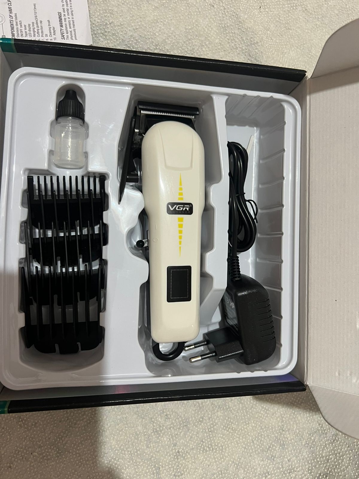 1 electric shaver – ماكينة حلاقة VGR